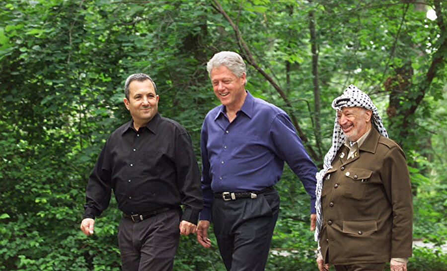 2000 yılındaki Camp David zirvesinde dönemin ABD Başkanı Bill Clinton, Dönemin İsrail Başbakanı Ehud Barak ve Filistin Ulusal Yönetimi Başkanı Yaser Arafat’la bir araya geldi. 