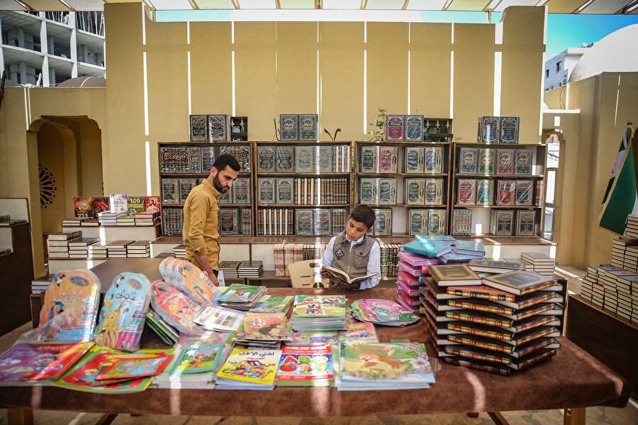 Fuarda Suriye'yi simgeleyen Halep Kalesi, Hama Su Değirmeni, Humus'taki Halid Bin Velid'in Camisi ve Şam Kalesi'nin maketleri ile çok sayıda tablo sergilendi.