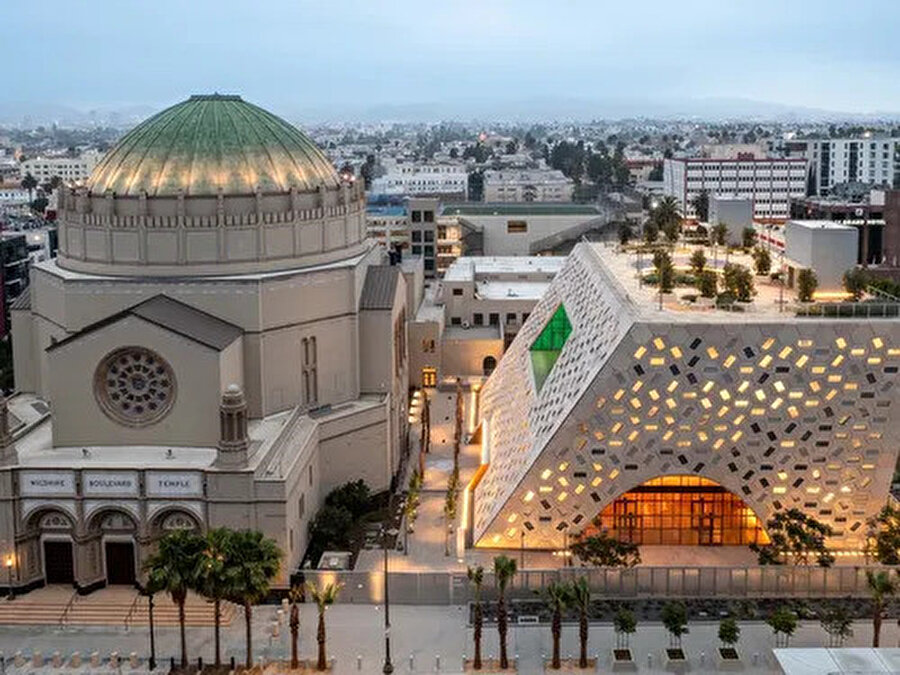 OMA, Los Angeles'taki en büyük Yahudi ibadet mekânı olan ve 1929 Bizans-Uyanış Tapınağı olarak da bilinen Wilshire Bulvarı Tapınağı için çarpıcı bir ekleme yapıyor. 