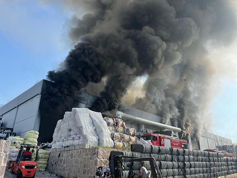 Uşak'ta iplik fabrikasında yangın