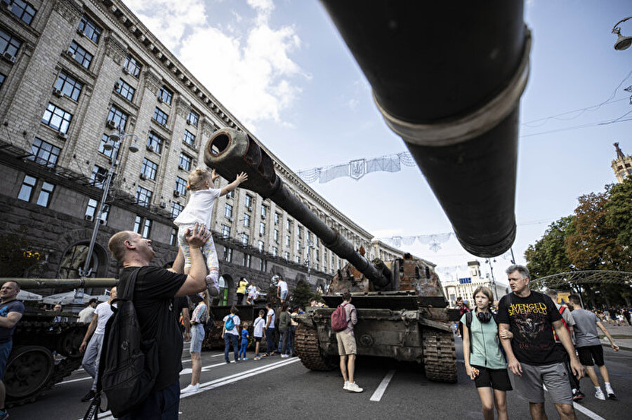 Ukrayna ele geçirdiği Rus zırhlılarını ve tanklarını sergiliyor