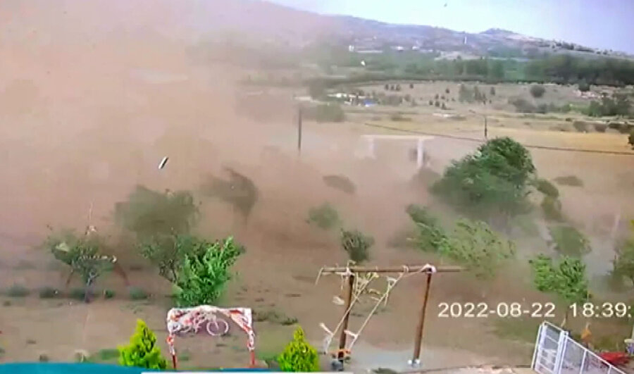 Burdur'da hortum çıktı: Bir kişiyi havaya savurdu