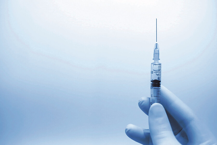 Birileri hâlen aşıların insanları öldürebileceği gerçeğini sorgularken, İngiltere’den belgeli bir cevap geldi.