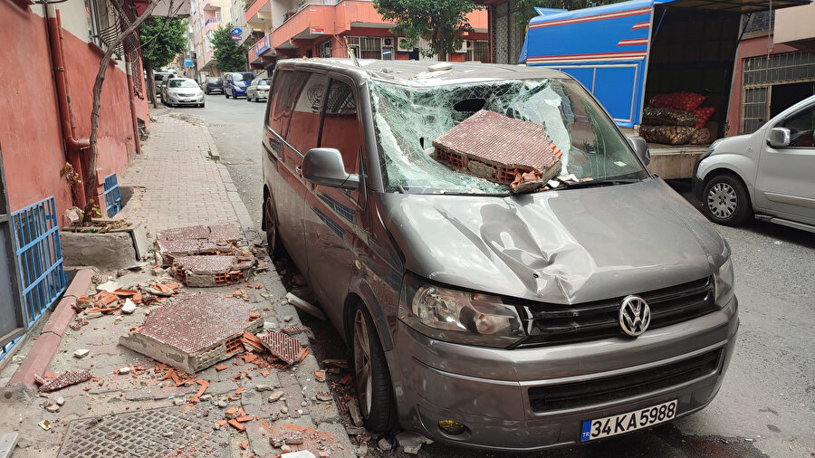 Yeni sahibini bekleyen minibüsün üstüne balkon duvarı düştü
