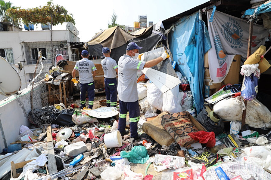 Mersin'de iki katlı binadan 3 kamyon çöp çıktı  