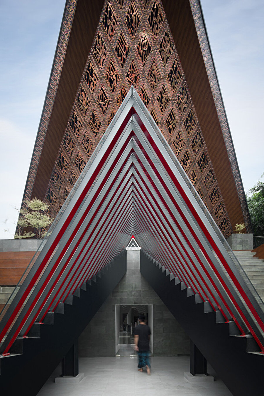 Geleneksel mimarinin sivri üçgen çatılarından hareketle yapı genelinde üçgen formlar hakim oluyor.