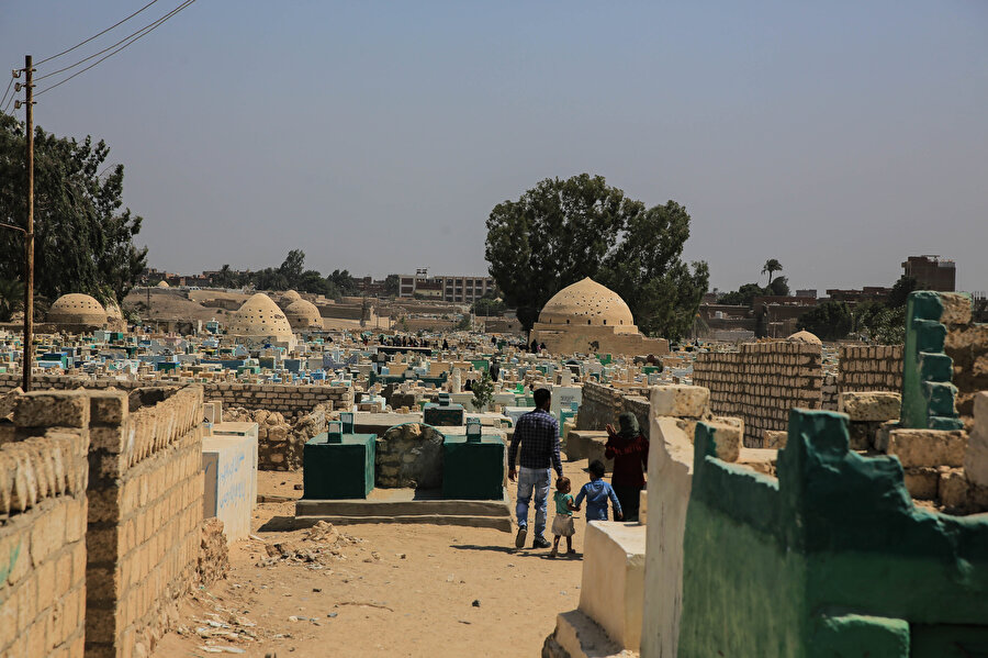 Behnesa'daki kabristanda onlarca tabiinin yanı sıra Bedir Savaşı'na katılan 70 sahabe de bulunuyor.