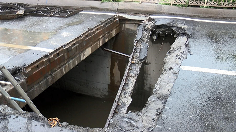 Eyüpsultan'da İETT otobüsü geçtiği sırada rögar çöktü