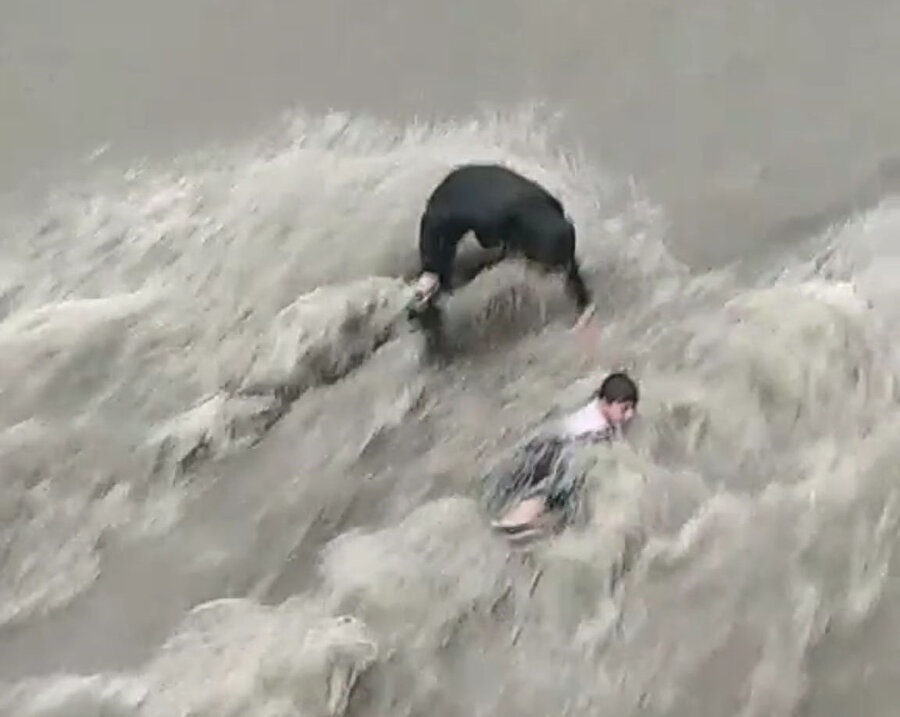 Esenyurt'ta selde can pazarı: Çocuk akıntıya kapıldı