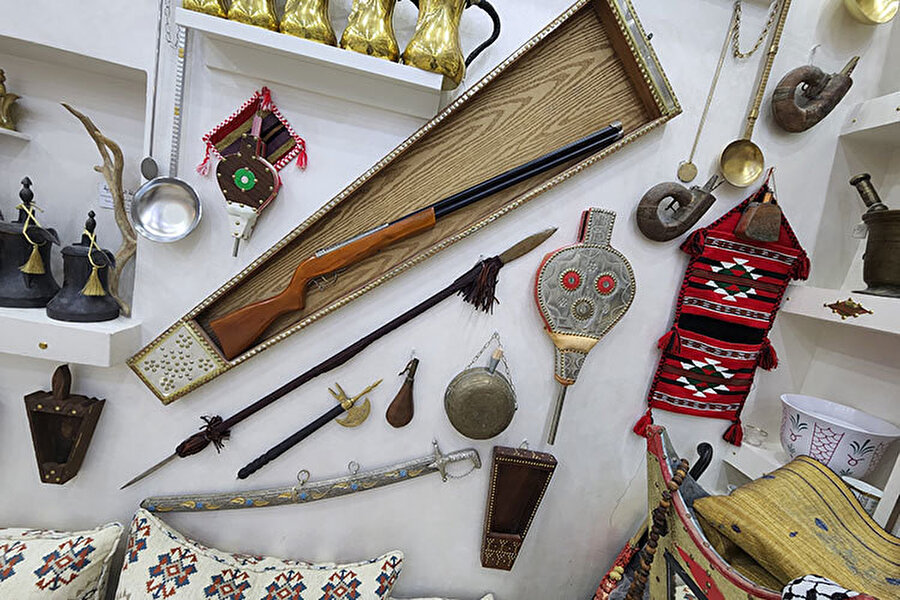 Katarlı Ruveyli, elektronik eşyaların yanı sıra Osmanlı döneminden kalma kılıç gibi eski silahlara da misafirhanesinde yer veriyor.