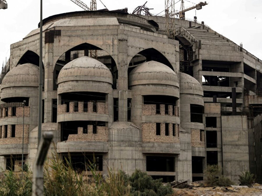 Rahmân Camii'nin inşaatı, 1999 yılında Irak Cumhurbaşkanı Saddam Hüseyin tarafından başlatıldı, ancak 2003'te Irak'ın işgali sırasında çalışmalar yarım kaldı ve cami hiçbir zaman tamamlanmadı.