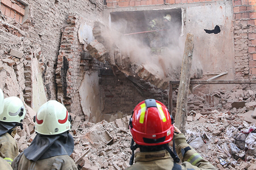 Beyoğlu’nda 4 katlı metruk binanın duvarı çöktü