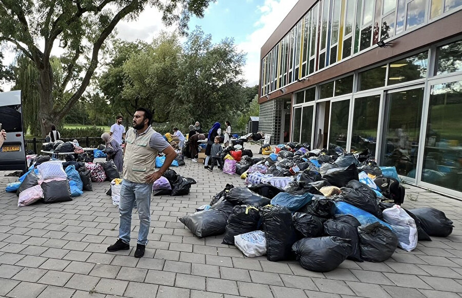 Yaklaşık 30 gönüllü, toplanan eşyaları Ter Apel köyündeki sığınmacılara ulaştırdı ve sıcak çorba dağıttı.