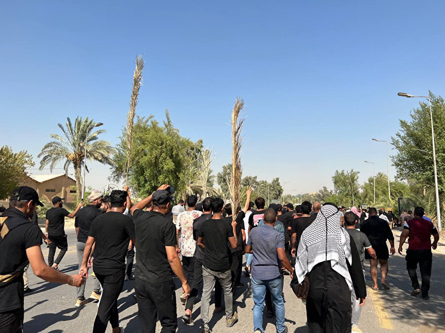 ​Irak’ta siyasetten çekilme kararı alan Sadr Hareketi lideri Mukteda es-Sadr destekçisi bir grup, Yeşil Bölge’de bulunan Hükümet Sarayı önünde toplanarak hükümeti protesto etti.