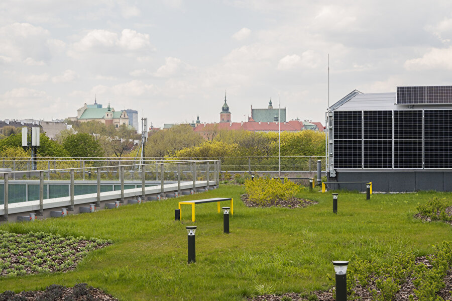 Yeşil çatı kullanıcılara Varşova manzarasını sunuyor.