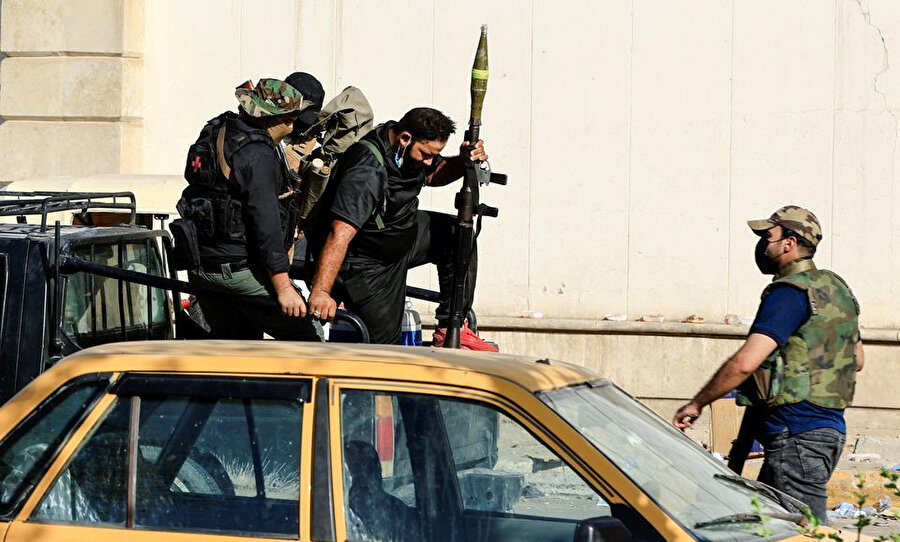 Yeşil Bölge yakınlarındaki Irak güvenlik güçleriyle çatışmalar sırasında toplanan Sadr'ın Barış Tugayları savaşçıları, 30 Ağustos 2022.