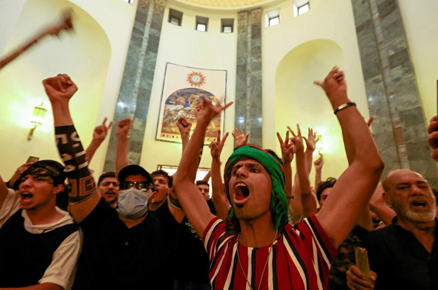 Sadr destekçileri Yeşil Bölge'de protesto gösterisi yaptı.