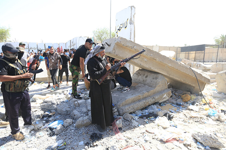 Sadr protestoları güney Irak'a yayılırken Bağdat ölümcül çatışmalarla sarsıldı.