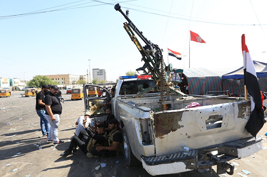 Yeşil Bölge’de güvenlik güçleri ile Sadr’a bağlı silahlı milisler arasında yoğun çatışmalar yaşanıyor. Milisler RPG-7 tarz silahlarla Yeşil Bölge’ye saldırıyor.