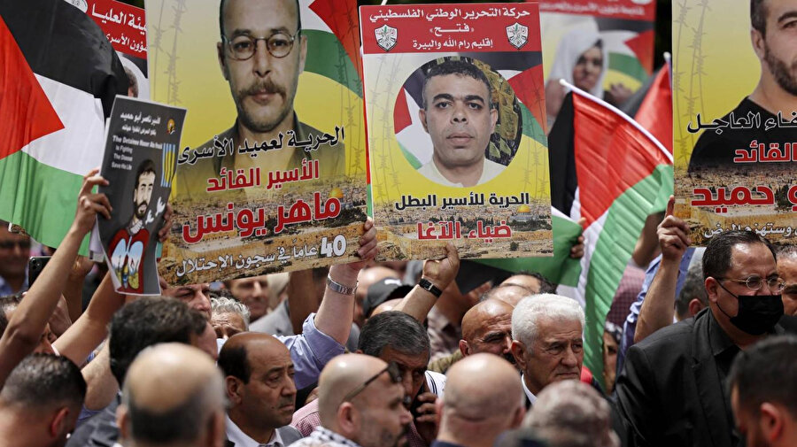 Filistin Mahkumlar Günü münasebetiyle düzenlenen mitinge katılan göstericiler işgal altındaki Batı Şeria'daki İsrail hapishanelerinde tutulan mahkumların serbest bırakılması çağrısında bulundu, 17 Nisan 2022. 