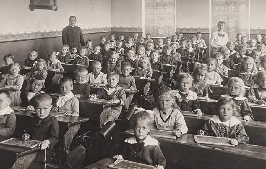  Eğitim! Ama merak etme. Bu, sıradan bir eğitim değil. Dijital eğitim! Artık tahtaya ihtiyacın olmadan sadece küçücük bir cihaz ile dersi takip edebiliyorsunuz.