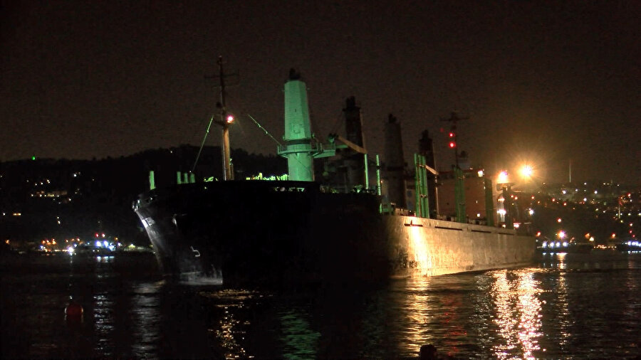 Bebek sahilinde karaya oturan kargo gemisi kurtarıldı