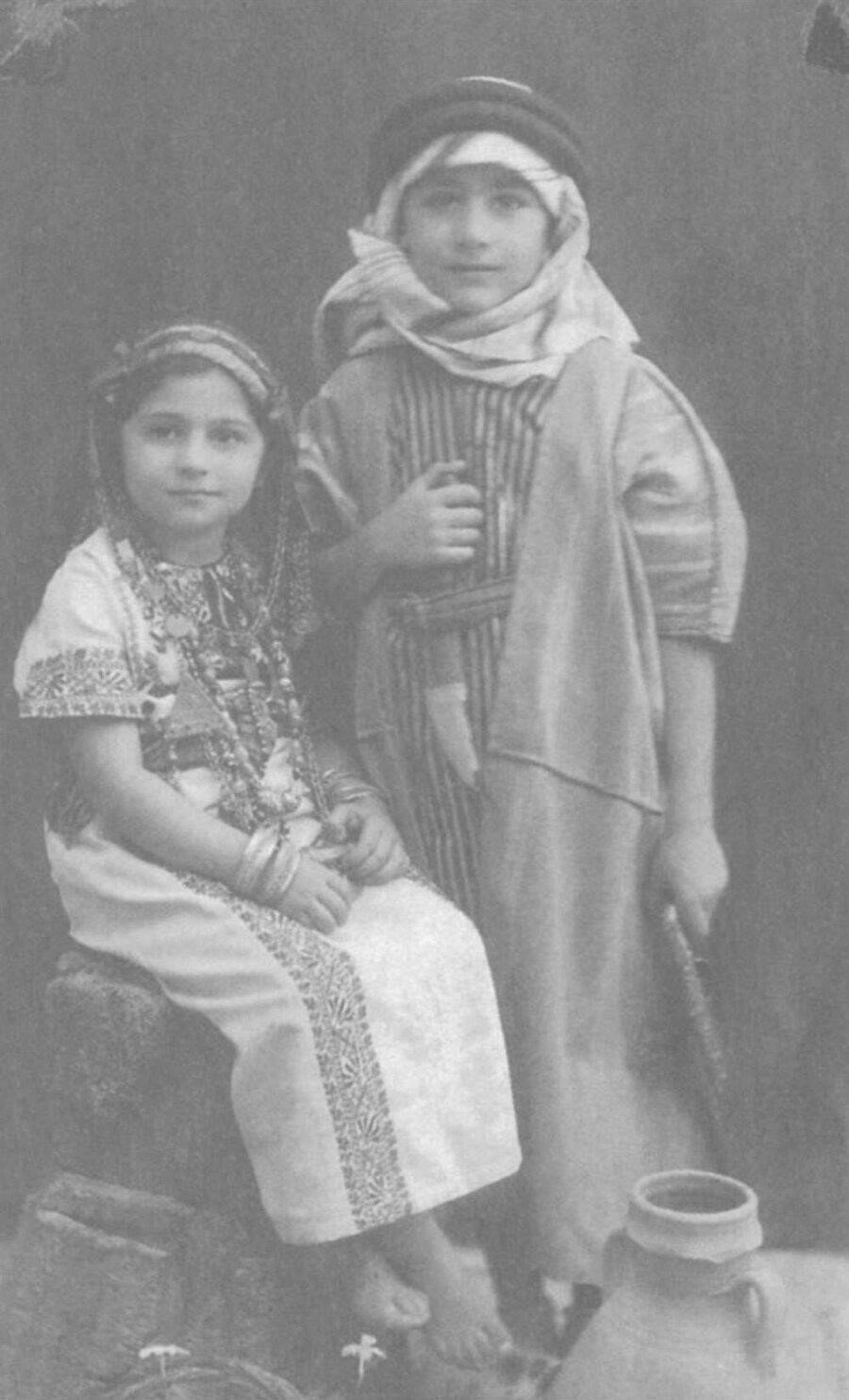 Edward Said (ayakta), kız kardeşi Rosemarie ile birlikte, Kahire'de.