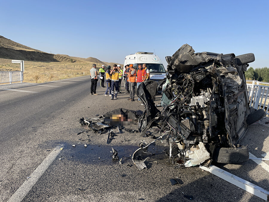 Yozgat'ta otomobilin köprü bariyerine çarptı: Üç ölü