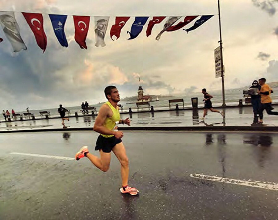 Koşu alanında emin adımlarla ilerleyen genç sporcu arkadaşımız Umut Çakar’ı sayfalarımıza konuk ettik.