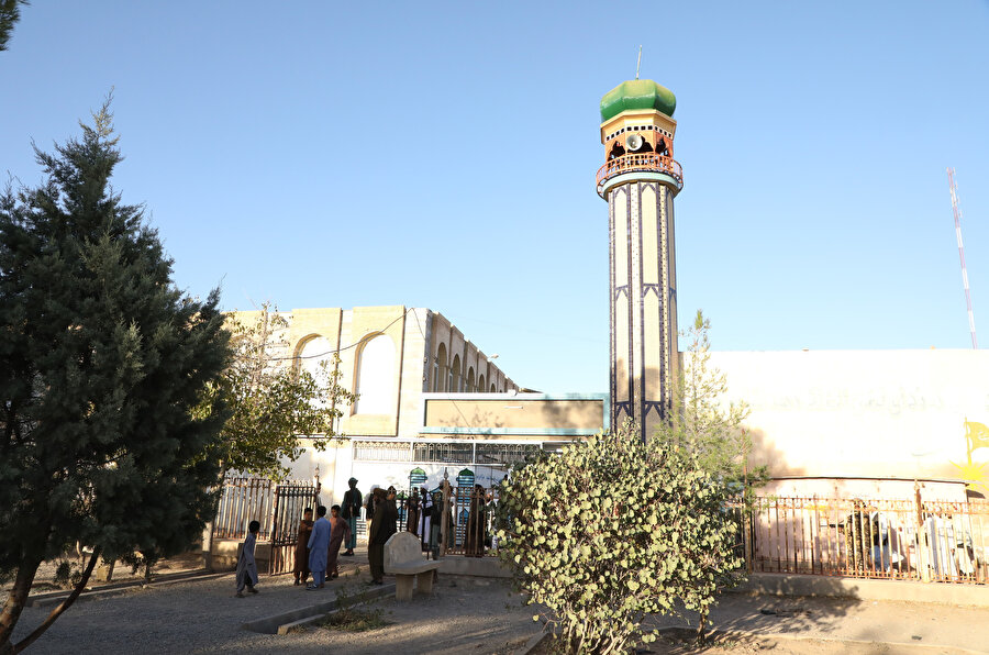 Mevlevi Mucib Rahman Ensari, Taliban öncesi dönemde de sık sık Afganistan hükümetine yönelik şiddetli eleştirileri, Taliban lehine güçlü destek açıklamalarıyla gündeme geliyordu.