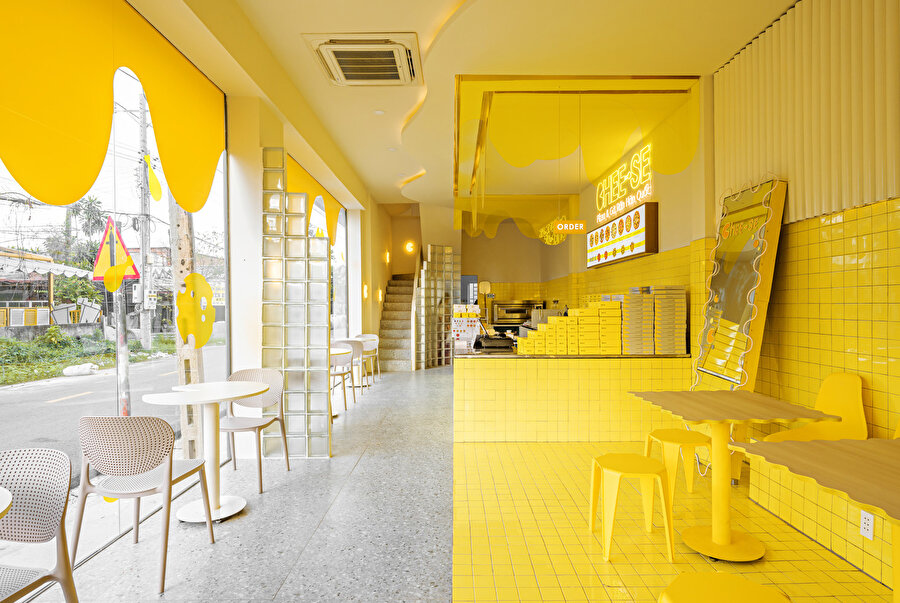 Sarı rengin vuruculuğu ile bütün restoran bir vitrin gibi görünüyor.
