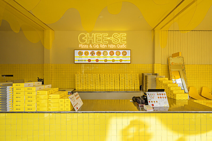 Parlak sarı yüzeyler, bir restoran için gerekli olan temiz görüntüyü sunuyor.