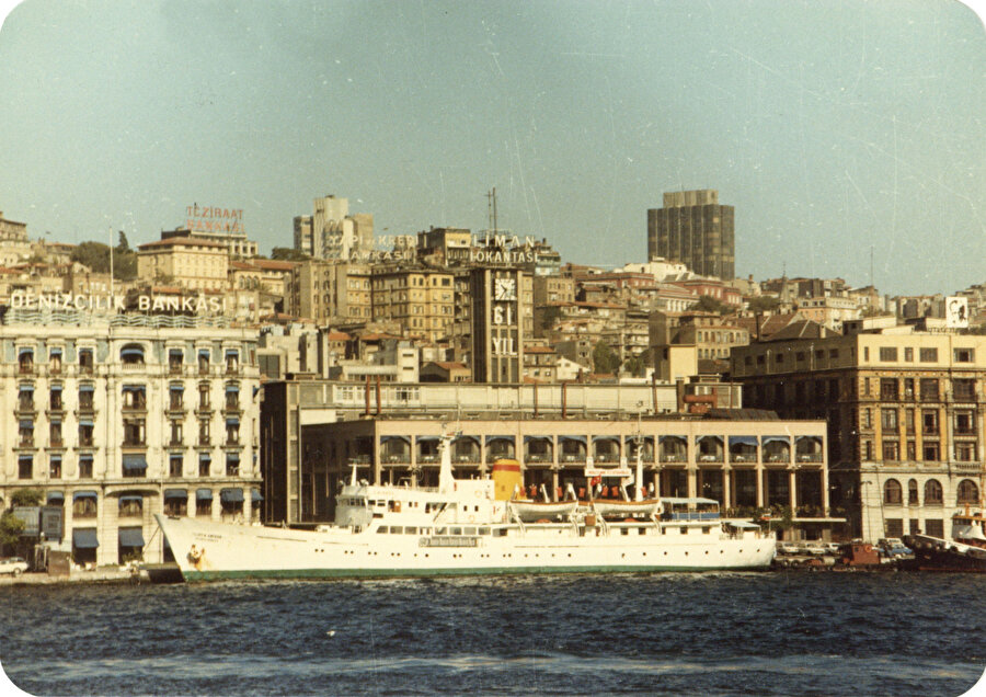 Karaköy Yolcu Salonu’nun denizle ilişkisini gösteren fotoğraf, Kaynak: Salt Araştırma.