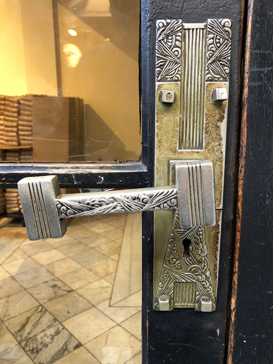 Kurukahveci Mehmet Efendi Ticarethanesi’nin Art Deco bezemeli giriş kapı kolu.