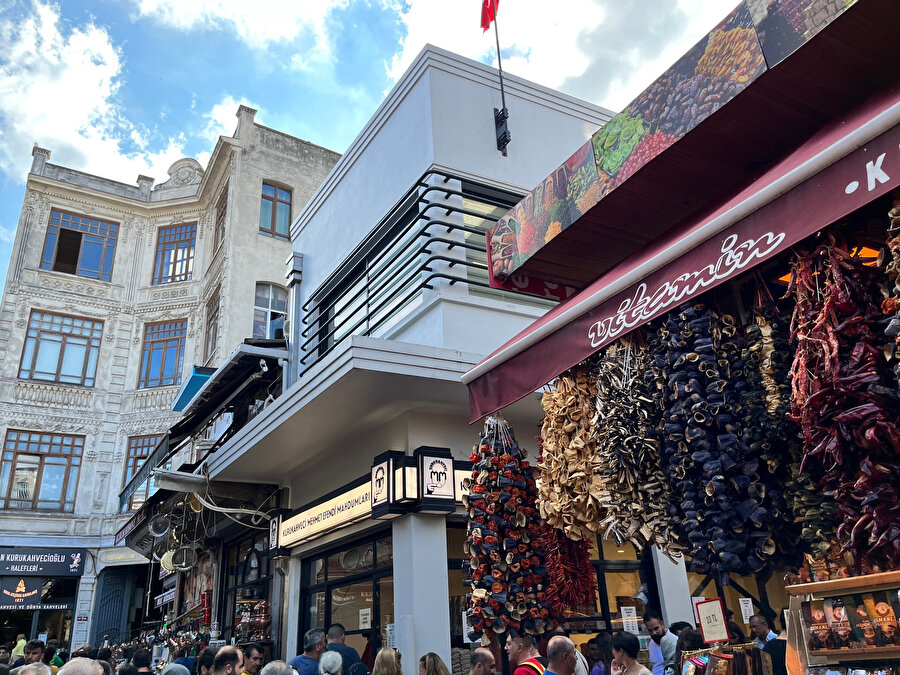 Kurukahveci Mehmet Efendi Ticarethanesi’nin geometrik bezemeli, Art Deco etkisindeki merdiveni. Merdiven korkuluğunda, dükkânın faaliyete geçtiği seneyi işaret eden, yine Art Deco etkisindeki rakamlardan meydana gelen “1932” tarihi dikkat çekiyor.