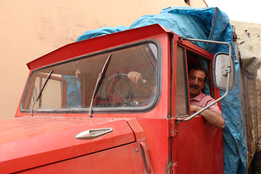 'Al yazmalım' adını verdiği kamyonu 12 yıldır kontağını çevirmeden saklıyor