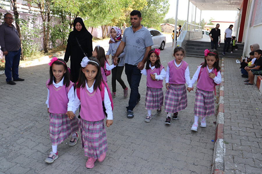 Ağrı'da beşiz kız kardeşler okula başladı