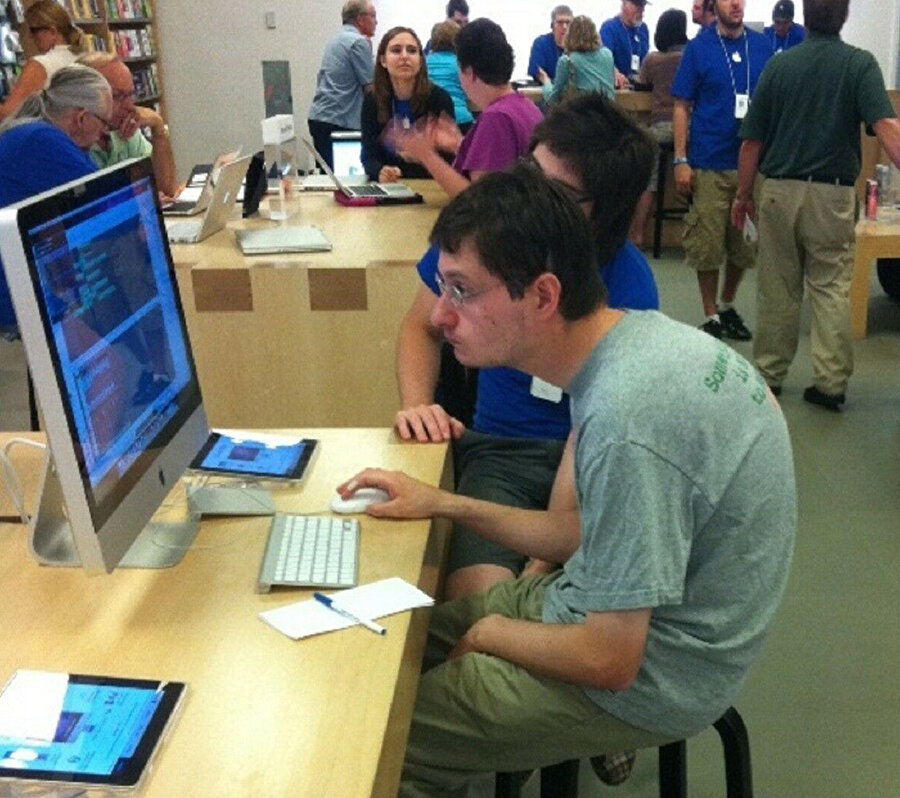 Annem: Dik dur oğlum   Ben: