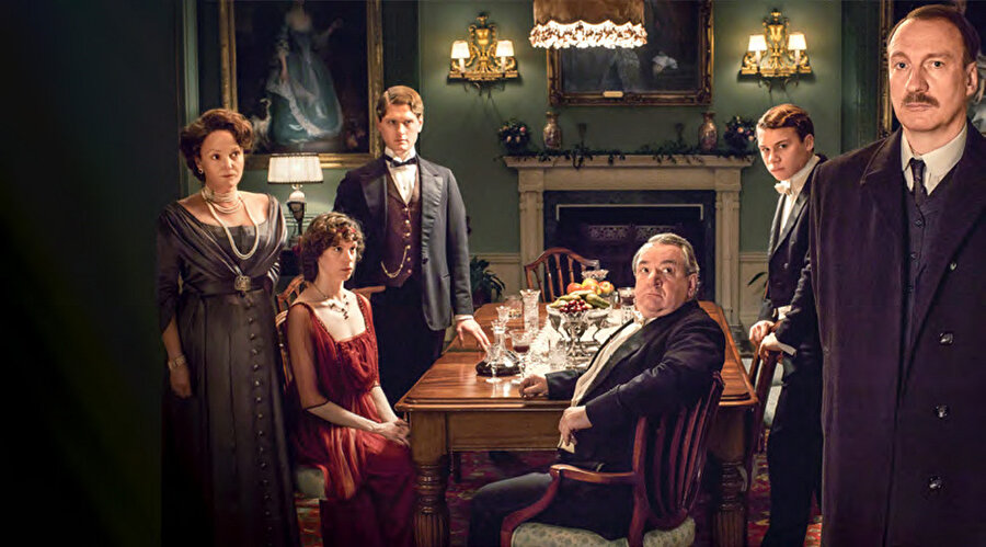 Yönetmenliğini Aıslıng Walsh, yapımcılığını Howard Ella üstlenmiş ve baş karakter olan Müfettiş Goole’u Davıd Thewlıs canlandırmıştır.