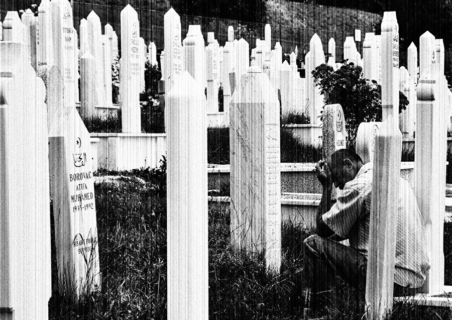 Ayrılıkçı Sırp güçleri, işgal ettikleri şehirlerdeki savunmasız Müslüman Boşnakları katletti.
