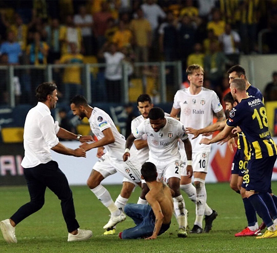 Taraftarın saldırı anı