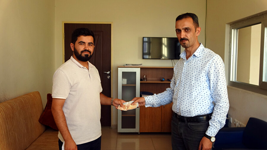 ATM'de unutulan parayı sahibine teslim etti