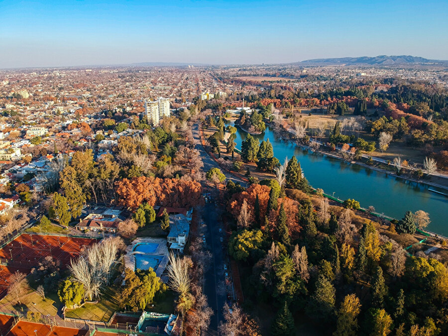 Mendoza, Arjantin'in batısında yer alan eyalettir.