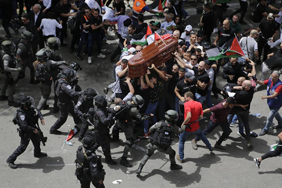 İsrail-Filistin çatışmasını yirmi yıldır haber yapan en tanınmış yüzlerden biri olan Ebu Akile'nin ölümü, özellikle Kudüs'teki cenazesinde polisin yas tutanları dövmesinden sonra, dünya çapında öfkeyi tetiklemişti.
