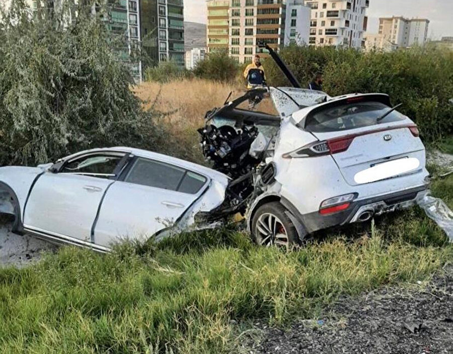 Trafik levhasına çarpan otomobil ikiye ayrıldı: 1 ölü, 2 yaralı