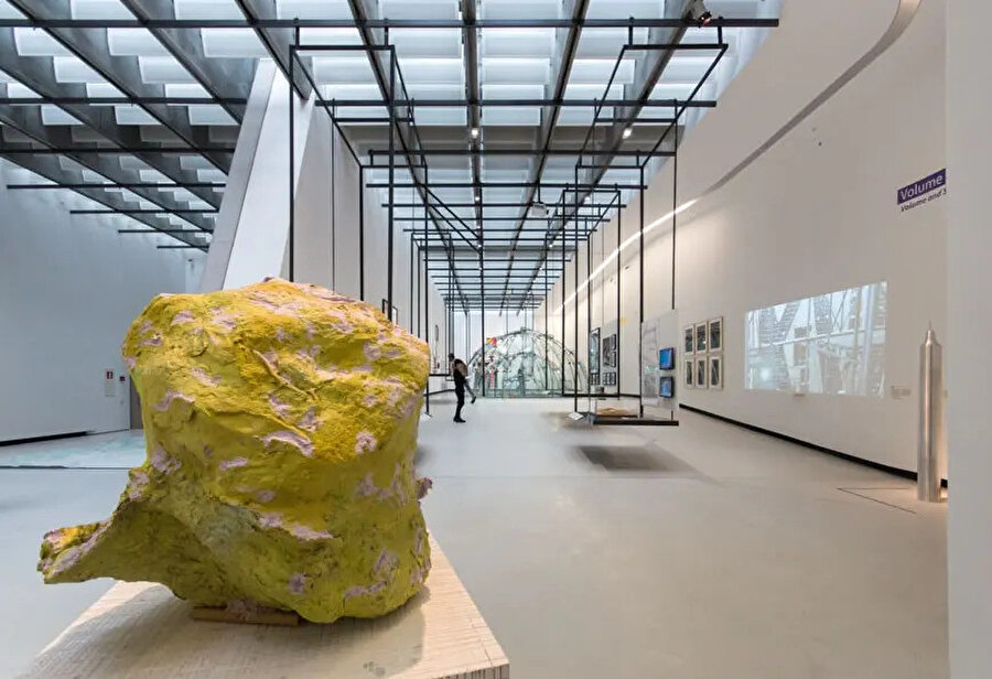 Franz West tasarımı kalıcı sergi.