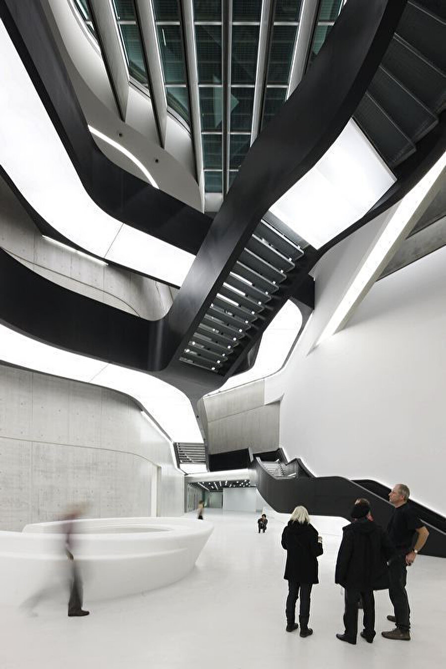 Merdiven; rengiyle, konumu ve formuyla müzenin en dikkat çekici mimari ögelerinden oluyor.