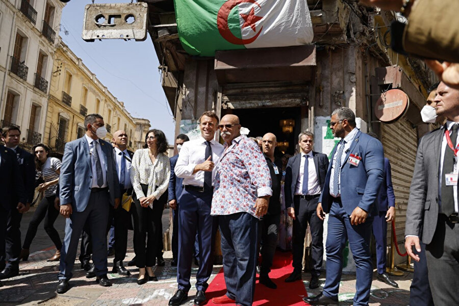 Fransa Cumhurbaşkanı Macron, Oran’da bulunan meşhur bir müzik mağazasını da ziyaret etti. Ludovic MARIN / AFP