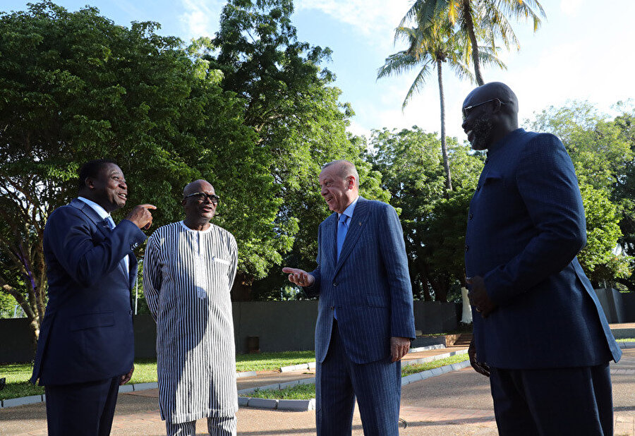 Togo Devlet Başkanı Faure Gnassingbe (En sol), Burkina Faso Cumhurbaşkanı Christian Kabore (Soldan ikinci), Cumhurbaşkanı Recep Tayyip Erdoğan ve Liberya Devlet Başkanı George Weah, 19 Ekim 2021'de Togo'nun başkenti Lome’de bir çalışma yemeği öncesinde konuşuyorlar. Anadolu Ajansı