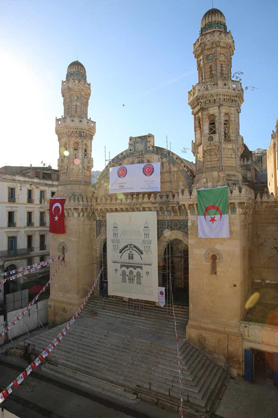 Cezayir’in bağımsızlık sembollerinden Keçiova Camii’nin restorasyonu TİKA tarafından yapılmıştı. Anadolu Ajansı